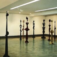 GEHEIMNISSE-Installation-mit-14-Holzskulpture-Kuenstlerforum-2002